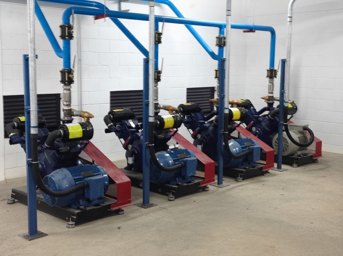 Bateria de compressores HD estacionários instalados e tubulados em sala de máquinas
