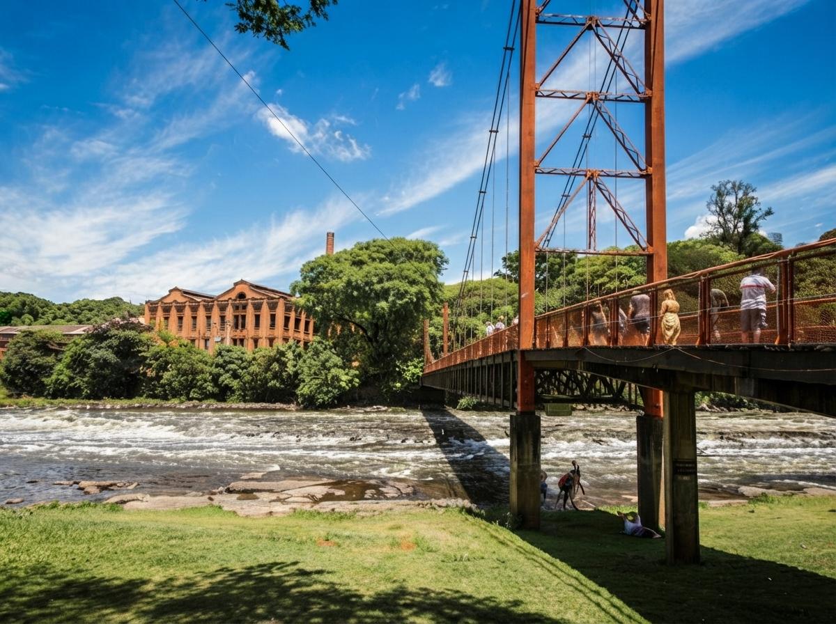 Rio Piracicaba, com a passarela pênsil e o Engenho Central ao fundo